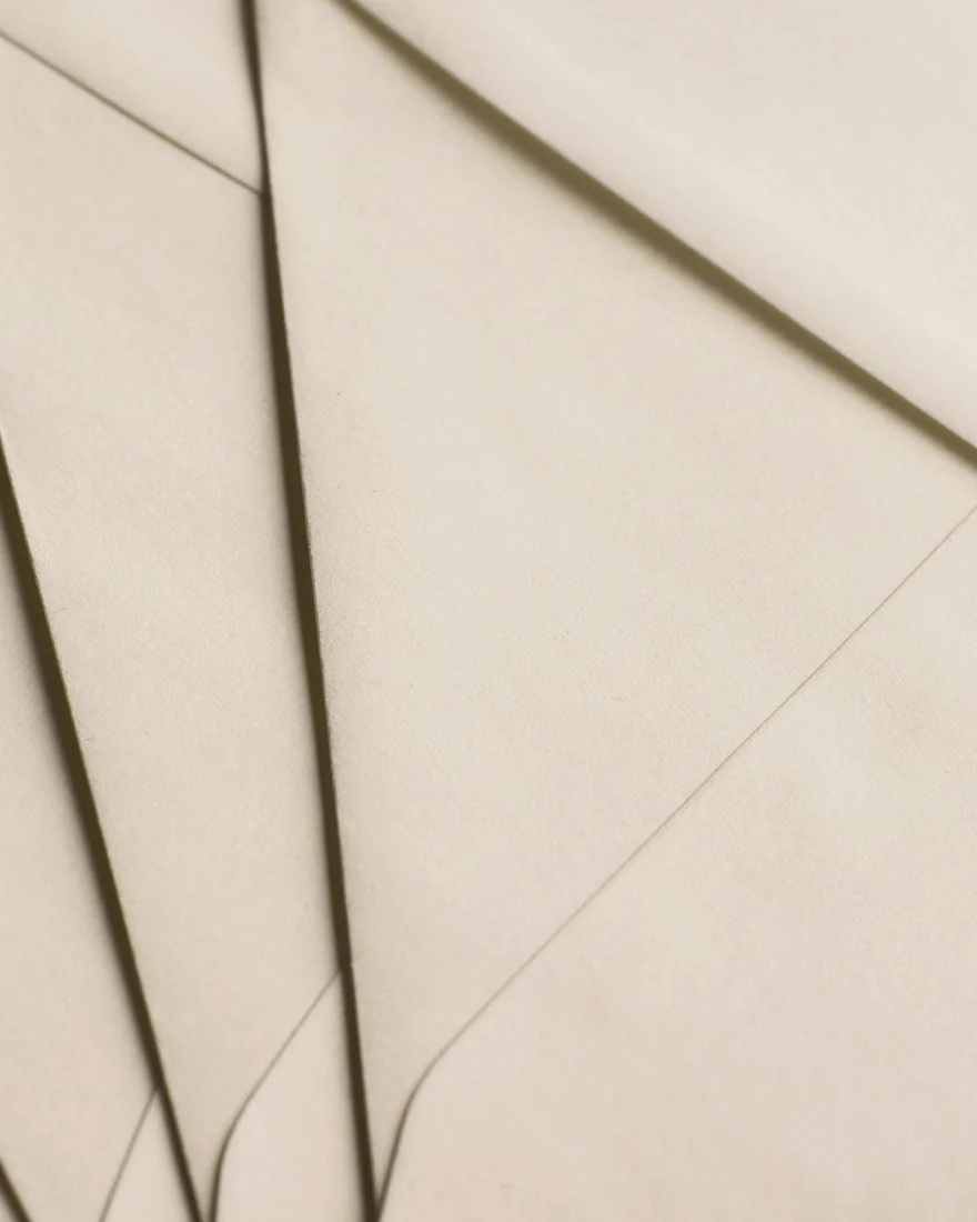 Übereinanderliegende Papierbögen in warmem Beige. Symbolbild für das Faktenblatt, in dem jede Angabe des Body Art Surgery Institute mit Bestätigungsstand, Quelle und Prüfdatum dokumentiert ist