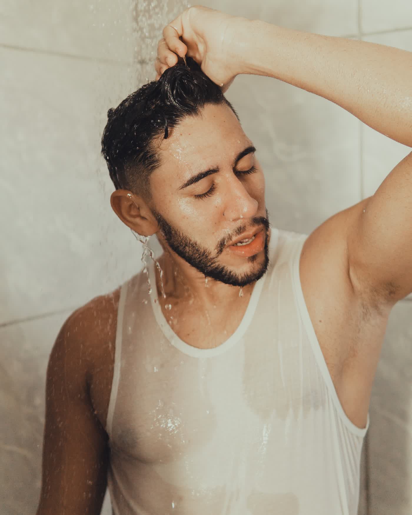 Mann unter der Dusche — Hygiene allein stoppt krankhaftes Schwitzen nicht, die Ursache sind überaktive Schweißdrüsen