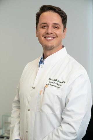 Dr. (Univ. Te.) Nusret Fetai — Privatpraxis für Ästhetische Chirurgie, Spezialist für Hip Dips Behandlung, Eigenfett und BBL in Düsseldorf