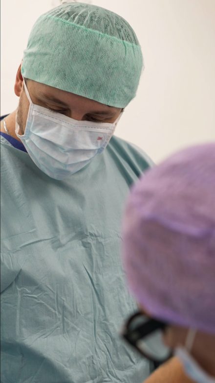 Dr. (Univ. Te.) Nusret Fetai bei einer Operation im Body Art Surgery Institute Düsseldorf
