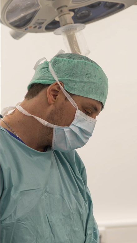 Dr. Fetai im Operationssaal des Body Art Surgery Institute in Düsseldorf